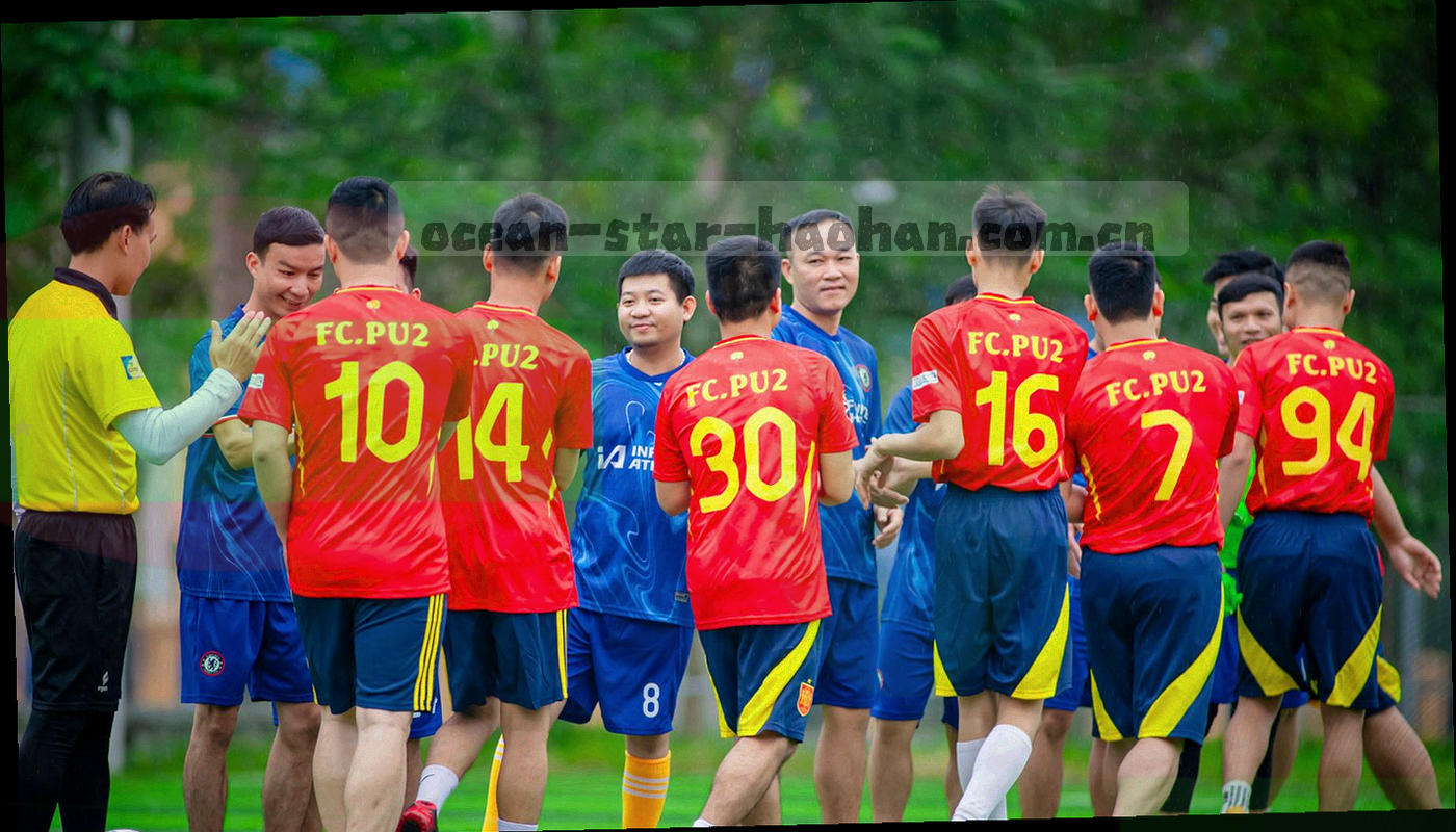 空场看台与草皮俯拍，强调场馆容量与看台结构层次